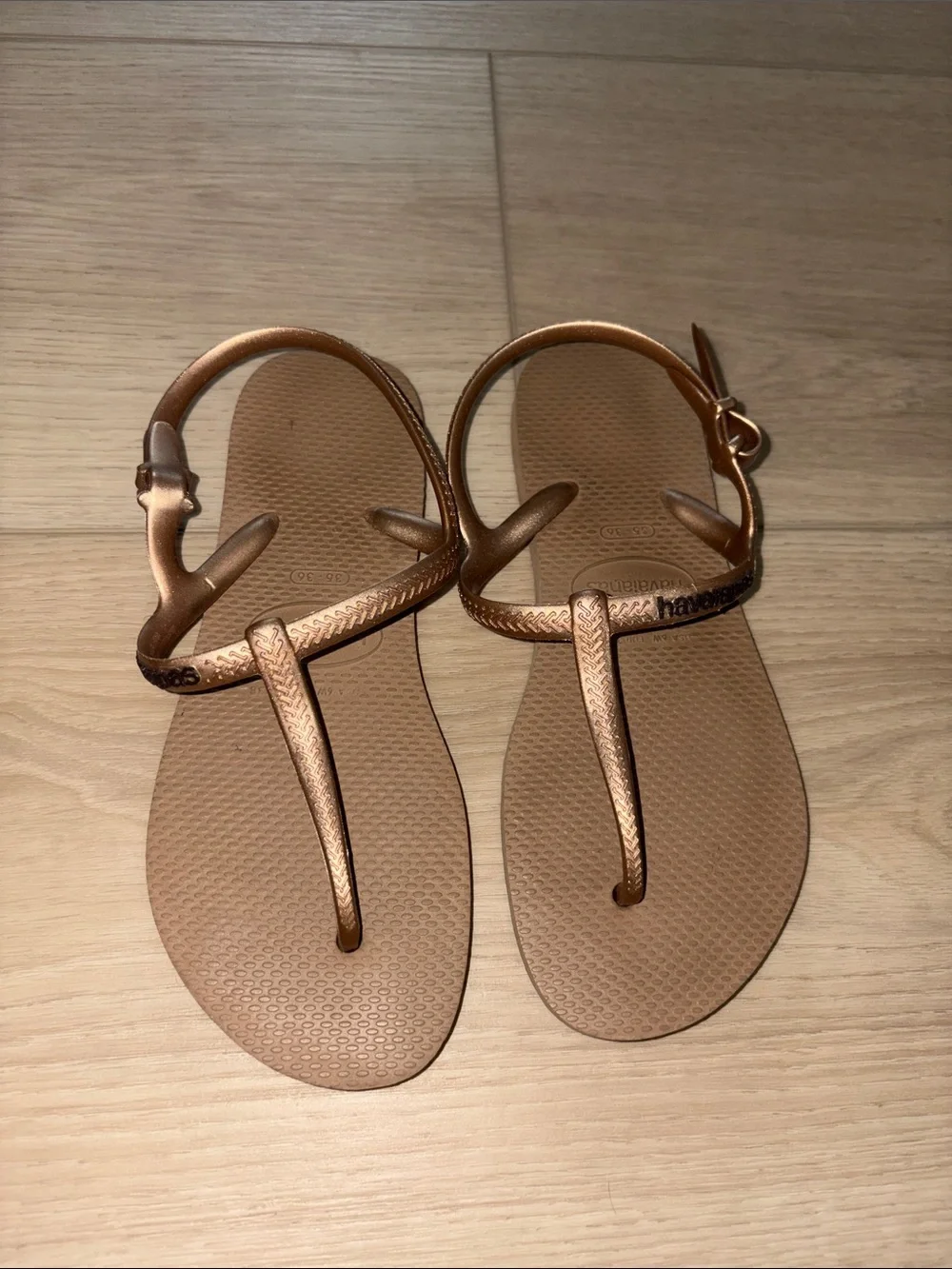 Havaianas Women's Metallic Rose Gold T-Strap Sandals